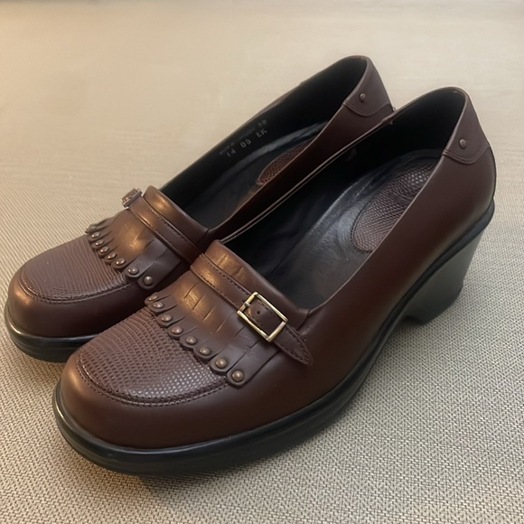 Dansko Brown Leather Kilted Tassel Loafers Size 38 - Picture 2 of 14